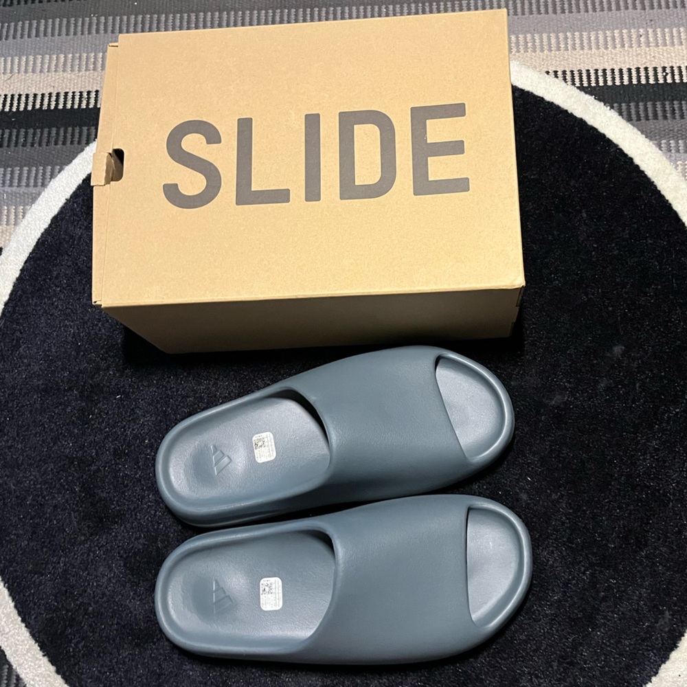 Yeezy slides SLTMRN